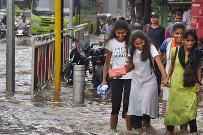 Weather Updates: T'gana Sounds Flood Alert Along Godavari; Heavy Rain to Lash Kolkata, Parts of Maha, Uttarakhand