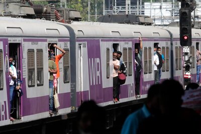 Bombay HC Asks Maha Govt to Submit Records Pertaining to Covid-19 SOPs Banning Local Train Travel for Unvaccinated People