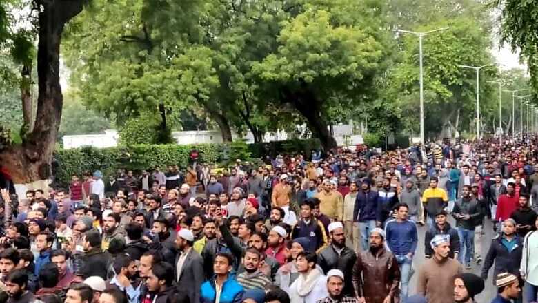 AMU Students Block Aligarh-Moradabad Highway Demanding Release of Arrested student
