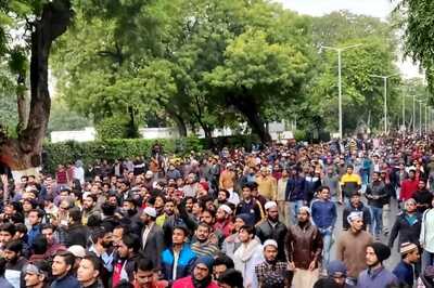 AMU Students Block Aligarh-Moradabad Highway Demanding Release of Arrested student
