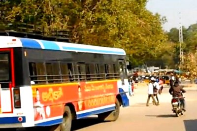 Uttar Pradesh Assembly Polls: Stones Pelted on Bus Carrying Cops on Election Duty