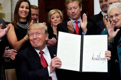 Trump Scraps Key Obamacare Subsidies, Urges Democrats to Fix 'Broken Mess'