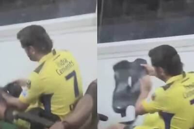 IPL 2023: MS Dhoni Seen Putting Strap on Injured Left-knee Before Coming Out to Bat in Unseen Viral Video | WATCH
