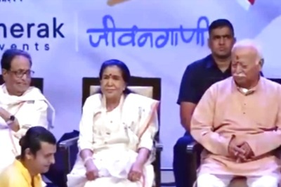Watch: Sonu Nigam Washes Asha Bhosle's Feet At Her Biography Launch